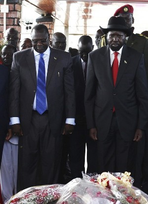South Sudan's President Salva Kiir and Vice-President Riek Machar pay their respects at John Garang's Mausoleum, during the celebration of the 2nd anniversary of South Sudan becoming an independent state, in Juba, July 9, 2013 (Reuters)
