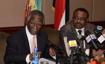 FILE - African Union mediator Thabo Mbeki (L) and Ethiopian Prime Minister Hailemariam Desalegn  (REUTERS/Tiksa Negeri)