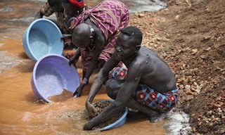 Gold panners in Nanakanak, Eastern Equatoria state, South Sudan. (Source: Hannah McNeish/IRIN)