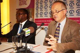 Plan International CEO Nigel Chapman (R) speaks at a news conference in Tanzania November 27, 2012 (dewjiblog)