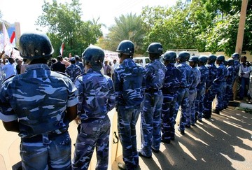 Police stand in front of some 100 protesters from the nomadic Arab Misseriya tribe during a demonstration in Khartoum on 28 November 2012 (Photo: Ashraf Shazly/AFP/Getty Images)