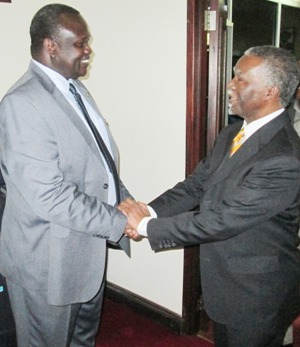 South Sudan Vice President, Riek Machar shakes hands with the former South African president, Thabo Mbeki, who chairs AUHIP, Juba, July 11, 2013 (ST)