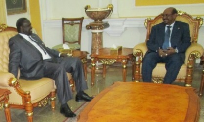 Sudanese president Omer AL-Bashir receives South Sudanese voice-president Riek Machar on 30 June 2013 (ST)