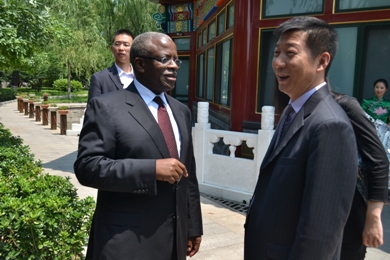 Uganda's Prime Minister Amaama Mbabazi is received by China North Industries Group Chairman Yin Jiaxu at the Group's offices in Beijing, China on Saturday 06 July 2013 ( Ugandan government)