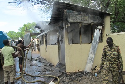 Burning ammunition store at ex-VP's resident in Juba, 15 August 2013 (ST)