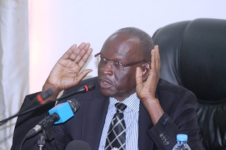 Kornelio Koriom, South Sudan’s Central Bank Governor addresses journalists in Juba, 11 September 2012 (ST)