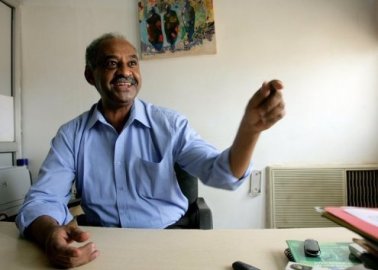 Veteran Sudanese journalist and analyst Faisal Mohammed Salih speaks to AFP during an interview in Khartoum on May 29, 2012 (File/ AFP)