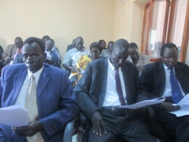 Parliamentarians in Jonglei state assembly read the resignation letter of governor Kuol Manyang Kuul before to approve it on Monday 5 August 2013 (ST)