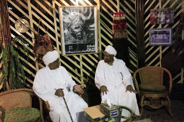 The leader of Sudan's National Umma Party (NUP) and the former prime minister, Al-Sadiq Al Mahdi (R), meet at his house in Omdurman on 27 August 2013 (Photo: Reuters/Mohamed Nureldin Abdallah)