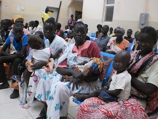 Patients at the reception of Bentiu hospital waiting to be seen by doctors, 31 August 2013 (ST)