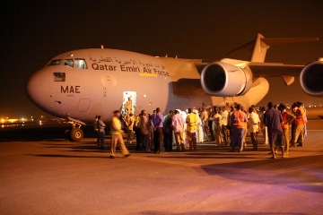 Qatari military plane carrying relief materials for flood victims at Khartoum airport August 13, 2013 (SUNA)