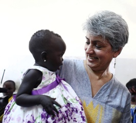 Dr. Yasmin holds baby Aisha during a visit to Kator Primary Health Care Center in Juba, South Sudan (UNICEF South Sudan/2013/Campeanu)