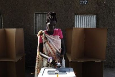 A South Sudanese woman casts her ballot at an outdoor polling station in the village of Dulab in Upper Nile state, April 12, 2010 (File/ Reuters)