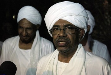 Sudan's President Omer Hassan al-Bashir speaks during joint news conference with opposition Umma Party leader and former Prime Minister Al-Sadiq Al Mahadi (L) after their meeting at Mahadi's house in Omdurman August 27, 2013 (REUTERS/Mohamed Nureldin Abdallah)