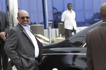 Sudanese President Omer al-Bashir (L) leaves Khartoum airport after attending a welcome ceremony with his South Sudanese counterpart on September 3, 2013 (AFP PHOTO / ASHRAF SHAZLY)