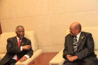 Sudanese president Omer Hassan al-Bashir (L) speaks with AUHIP chairman Thabo Mbeki in his office in Khartoum on 5 September 2013 (SUNA)