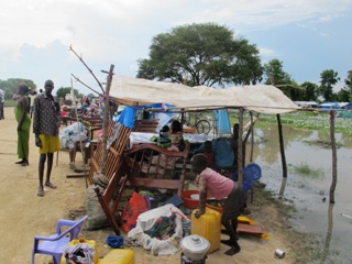 A number of families camped at the roadside at Hai-Machuor round-about in Bor September 4, 2013 (ST)