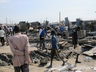 Bor residents at the fire scene in Marol market, September 1, 2013 (ST)