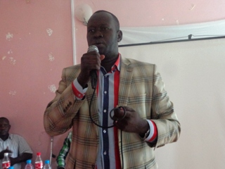 Bor town mayor Nhial Majak Nhial speaks at a workshop in Jonglei town, July 28, 2013 (ST)