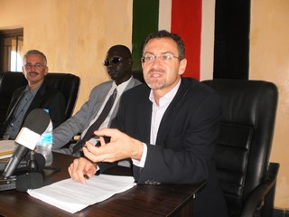 DSRSG Toby Lanzer addresses authorities during a workshop held by the South Sudan Recovery Fund in Unity state on 29 August 2013 (ST)