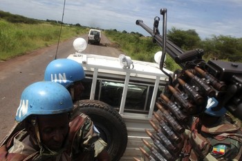 Ethiopian peacekeepers patrol the outskirts of the disputed Abyei town that straddles the border between Sudan and South Sudan on 16 September 2013 (Photo: Reuters/Andreea Campeanu)