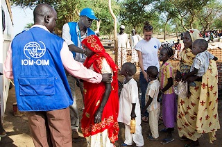 IOM and partners help Jamam camp residents board buses to Kaya (photo credit: IOM)