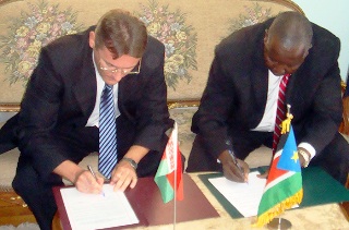 Igor Fissenko the Belarus ambassador to Egypt (L) and his South Sudan counterpart Anthony Kon signing the agreement (mfa.gov)