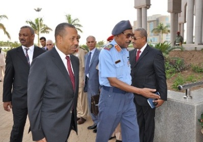 Libyan Defence minister Abdel-Rahman Al-Thani (L) is received by his Sudanese counterpart Abdel Rahim Hussein in Khartoum on 9 September 2013 (Photo Sudan defence ministry)