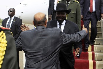 South Sudan's President Salva Kiir (R) is welcomed by Sudan's President Omar al-Bashir as he arrives for talks at Khartoum Airport, Sepember 3, 2013. (Photo Reuters/Mohamed Nureldin Abdallah)