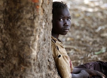 طفلة من منطقة جبال النوبة في جنوب كردفان  ترتاح تحت شجرة  وهي في طريقها إلى مخيم يادا في جنوب السودان مثلها مثل مئات الالاف من السودانيين اللذين فروا المنطقة بعد اندلاع النزاع في يونيو  (رويترز)2012