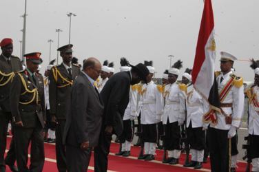 سلفاكير ينحني أمام العلم السوداني في فاتحة زيارته للخرطوم في أغسطس 2013