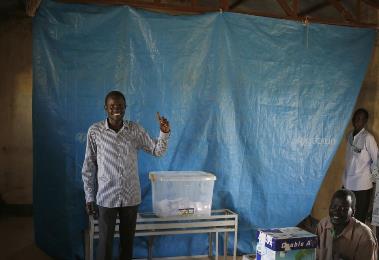 A man (L) poses for photographs after voting, inside a polling station located in a school during a referendum in the town of Abyei October 28, 2013 (Reuters/Goran Tomasevic)