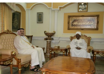 Sudanese president Omer Hassan Al-Bashir (R) meeting with Qatari foreign minister Khalid Al-Attiyah (L) in Khartoum October 5, 2013 (SUNA)