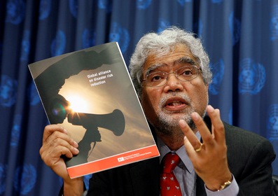 Mukesh Kapila, briefs reporters at UN Headquarters in New York as senior envoy of the International Federation of Red Cross and Red Crescent Societies on 9 October 2007 (Photo UN)