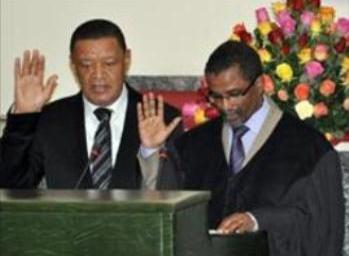New Ethiopian president Mulatu Teshome (L) takes oath of office on Monday 7, October 2013 (Photo ENA)