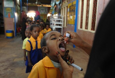 Children vaccinated in a Khartoum school in a nationwide campaign aiming to immunize 9 million children against polio and help rid Sudan of the disease, on 16 February 2009 (Photo: Johann Hattingh/UNMIS)