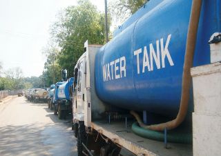 Tankers line up before water distribution in Juba (MDI photo)