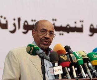 Sudanese president Omer Hassan al-Bashir speaks during the second Economic Forum in Khartoum on November 23, 2013 (AFP Photo/Ashraf Shazly)