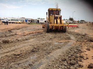 A bulldozer repairs roads in Bentiu, the capital of Unity state. 8 Nov. 2013 (ST)