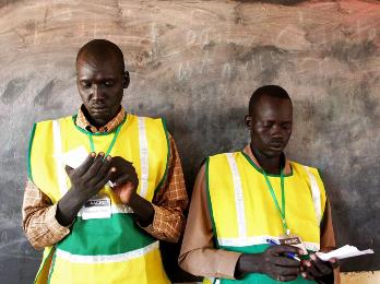 Counting officers, who were part of a referendum commission, count votes in Abyei on 30 October 2013 (Photo: Reuters/Andreea Campeanu)