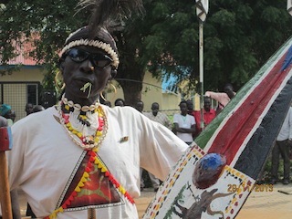 A traditional dancer performs to welcome caretaker governor John Kong Nyuon in Bor on 20 November 2013 (ST)