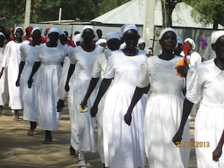 Church-goers march to welcome the Sudanese bishops to the Jonglei state capital, Bor, in South Sudan on 27 November 2013 (ST)