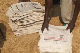 A vendor sells newspapers in South Sudanese capital Juba (Photo: Al-Jazeera)