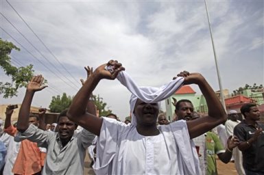 Sudanese anti-government protesters chant slogans after Friday noon prayers in Omdurman on 27 September 2013 (Photo: AP/Khalil Hamra)