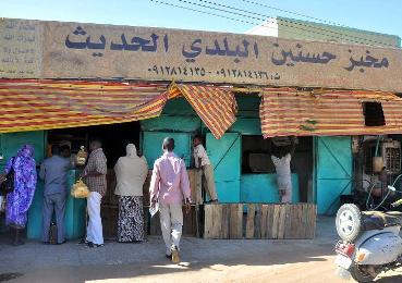 Sudanese wait in a queue to buy bread from a bakery in Khartoum on November 19, 2013 (Photo AFP/Ibrahim Hamid)