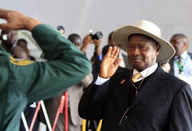 Uganda’s President Yoweri Museveni (R) receives a salute as he arrives in Addis Ababa for an African summit on October 12, 2013. (Reuters/Tiksa Negeri)