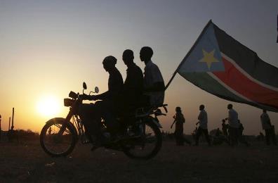 ثلاثة من ابناء أبيي من الدنيكا نقوق يمتطون دراجة نارية رفعوا عليها علم جنوب السودان في مساء الخميس 31 اكتوبر 2013 احتفالا بنتائج الاستفتاء الذي نظمومه (رويترز)