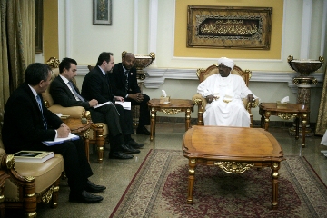 Sudanese president Omer Hassan al-Bashir (R) meeting with Russian minister of Natural Resources and Environment Sergey Donskoy and his delegation December 16, 2013 (SUNA)