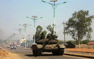 A miltary tank patrols one of the main roads in the South Sudanese capital, Juba, on 16 December 2013 (Photo: Reuters/Hakim George)