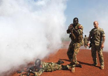 A U.S. Special Forces trainer supervises a military assault drill for a unit within the Sudan People's Liberation Army (SPLA) conducted in Nzara on the outskirts of Yambio November 29, 2013. (Photo Reuters/Andreea Campeanu)